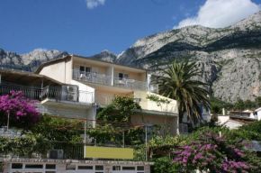Apartments with a parking space Makarska - 6844
